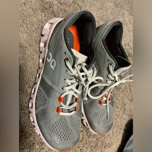 On cloud running shows, size 6.5